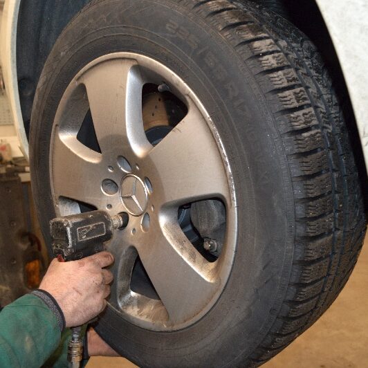auto-reifen-umsteckenummontieren-und-mit-reifendrucksensor-anlernen